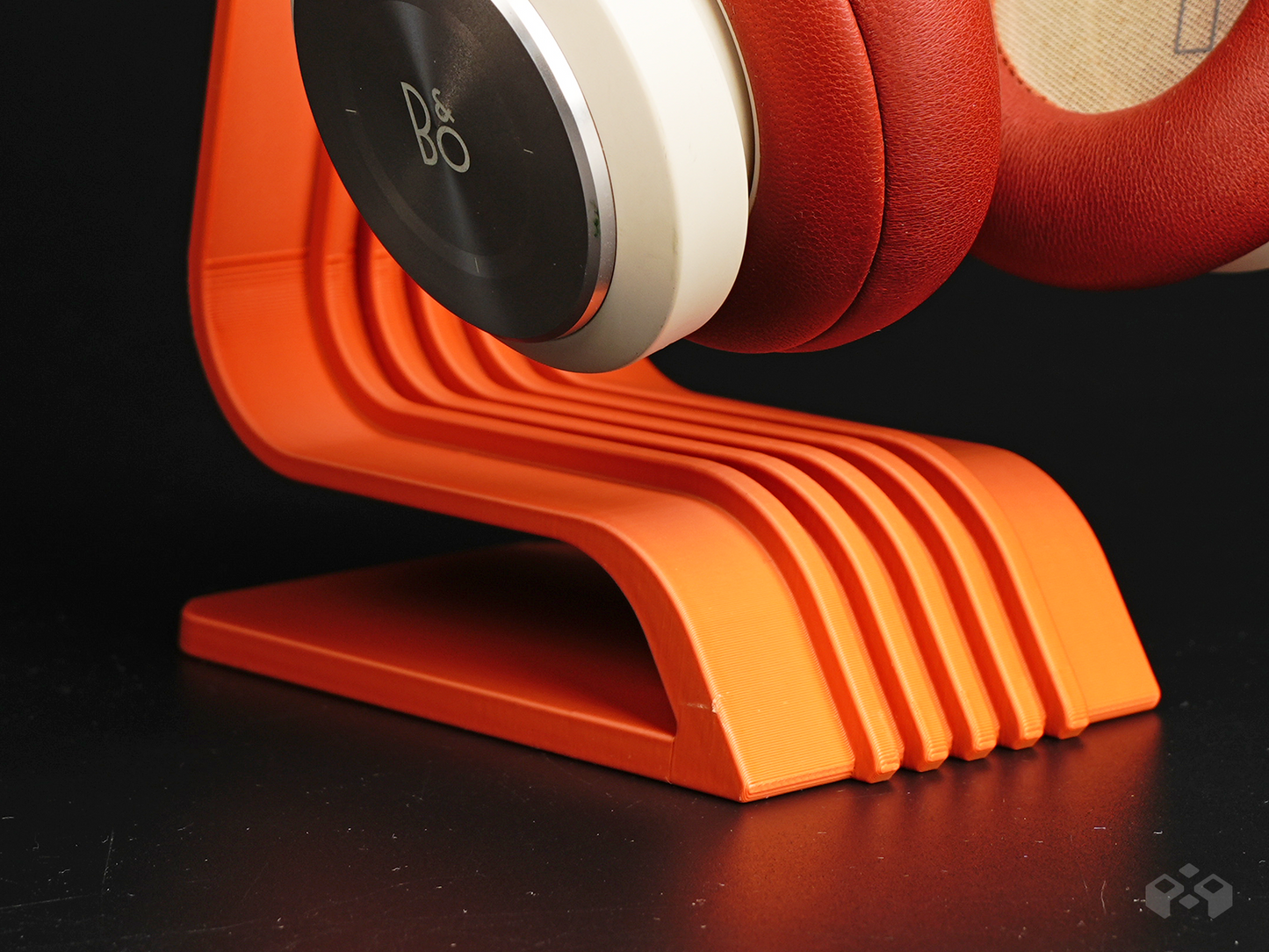 Wiggle headphone stand