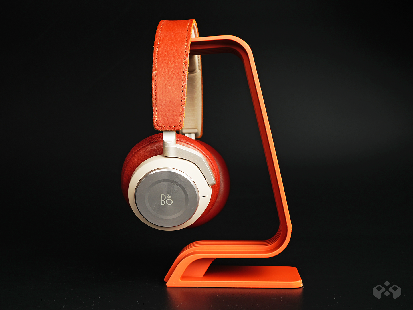Wiggle headphone stand